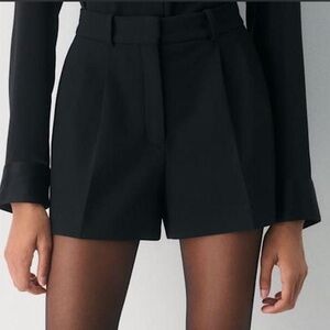 Aritzia Pleated Mini Short - Size 10